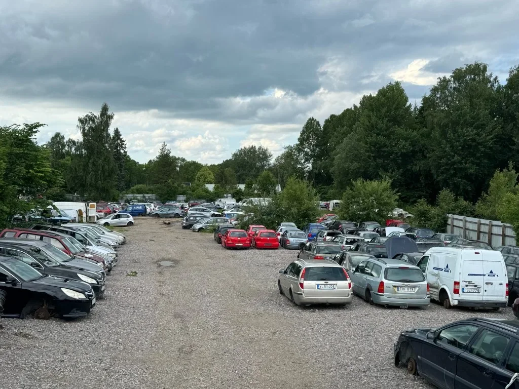 Blå bil transporteras på bärgningsbil